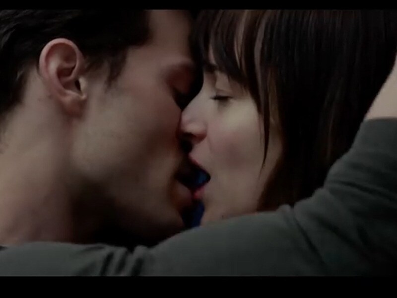De hoofdpersonages Christian Grey en Anastacia Steele in de trailer van de verfilming van 'Fifty Shades of Grey'.