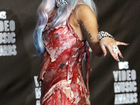 Gaga in haar vleesjurk.
