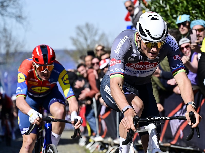 KIJK. Een valpartij zonder gevolgen: Van der Poel pakt uit met knap inhaalmanoeuvre op Oude Kwaremont