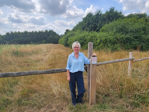 Linda De Rijcke lanceerde een petitie tegen het inkrimpen van wandelwegen in natuurgebied De Meikensbossen in Dentergem.