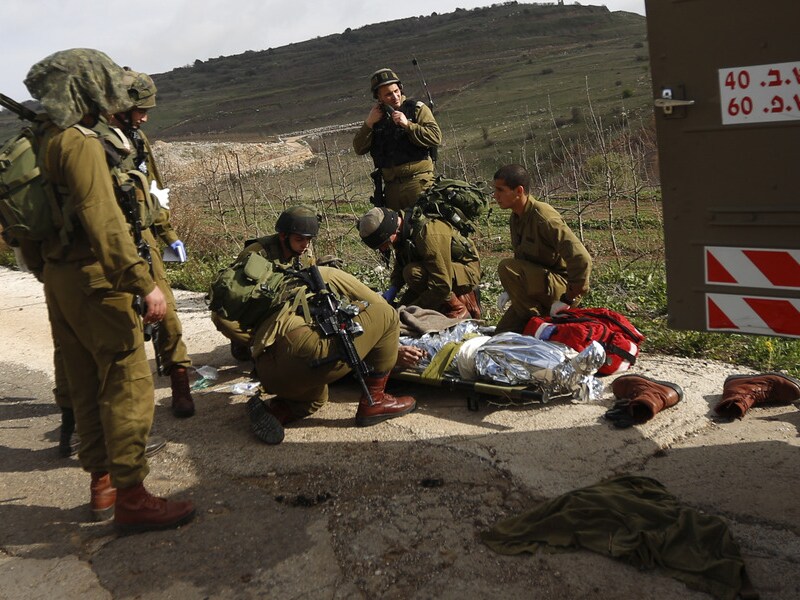 Een gewonde Israëlische soldaat wordt van de Golanvlakte naar het ziekenhuis gebracht.