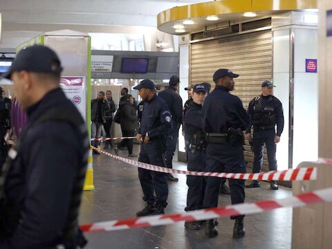 De politie zette het metrostation af waar de misdaad gebeurde.