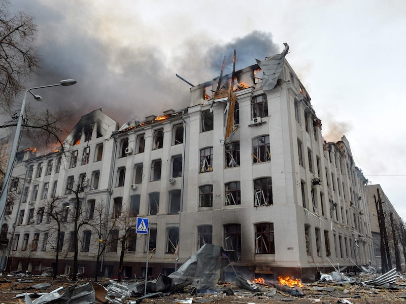 Vanmorgen vonden opnieuw bombardementen plaats in de Oekraïense stad Charkiv. Onder meer de universiteit van de stad werd geraakt. 