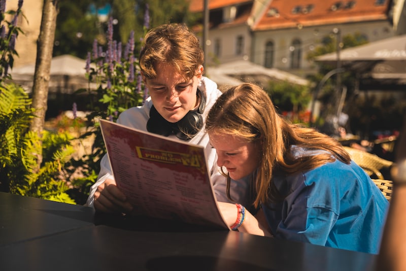 De kinderen van Bart De Wever: zoon Simon en dochter Liesbet