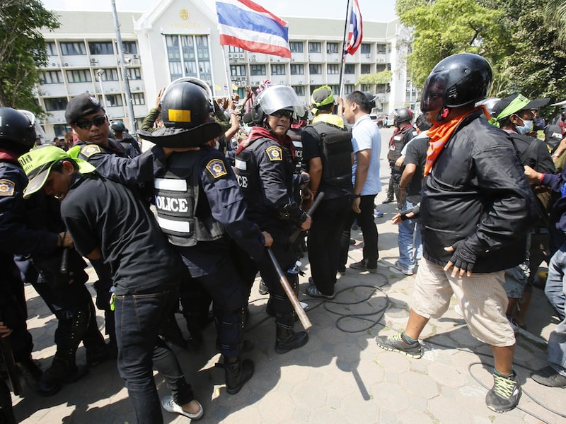 De Thaise oproerpolitie probeert de blokkades van de demonstranten op te heffen.