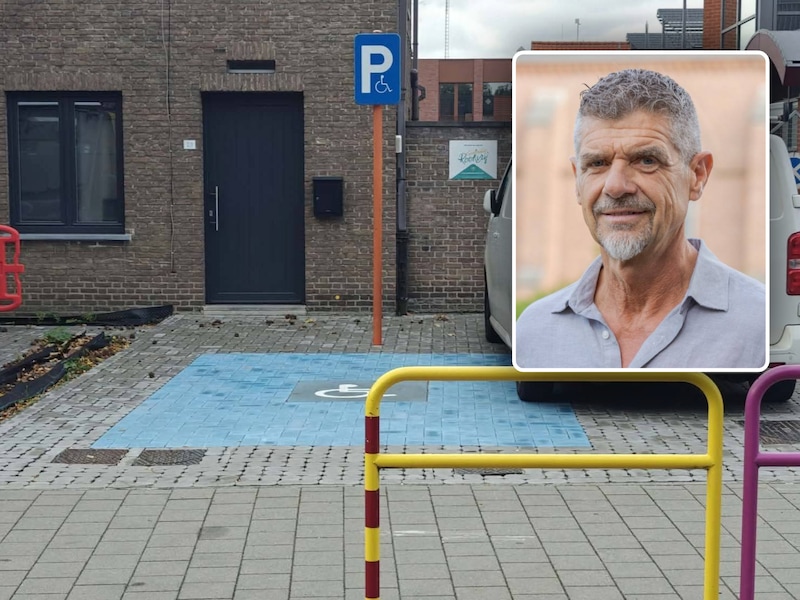 Volgens raadslid Chris Witvrouwen is het op- en afrijden van de parkeerplaats voor personen met een handicap aan de bibliotheek geen eenvoudige opgave, vooral omdat er hekjes in de weg staan.