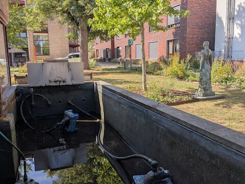 De vijver aan het Sociaal Huis werd leeggemaakt.