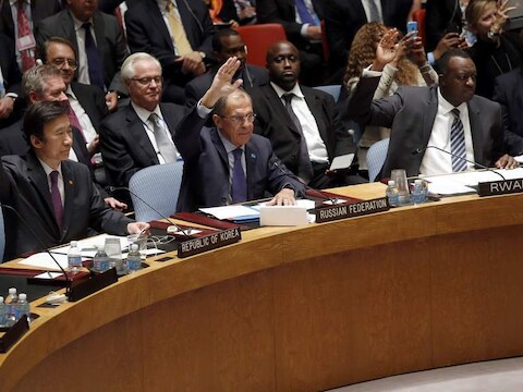 De vertegenwoordigers van Zuid-Korea, Rusland en Rwanda stemmen voor de resolutie. In het midden de Russische minister van Buitenlandse Zaken Sergej Lavrov.