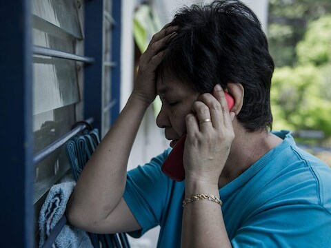 Ongeruste familieleden bellen om te kijken of er meer informatie is over hun familie die in het vermiste vliegtuig zat.