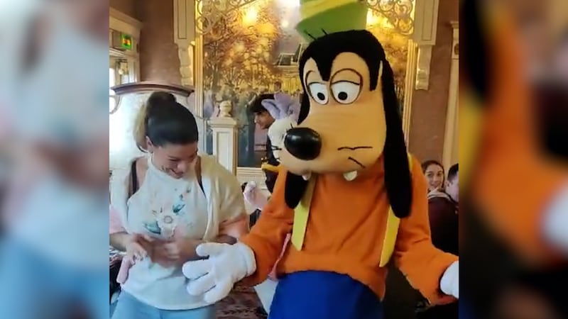 Stephanie uit Leest danst met Goofy op K3 in Disneyland Parijs.
