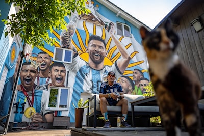 IN BEELD. In dit Tsjechische dorpje staat een stukje Argentinië: voetbalfanaat transformeert zijn huis tot Messi-villa