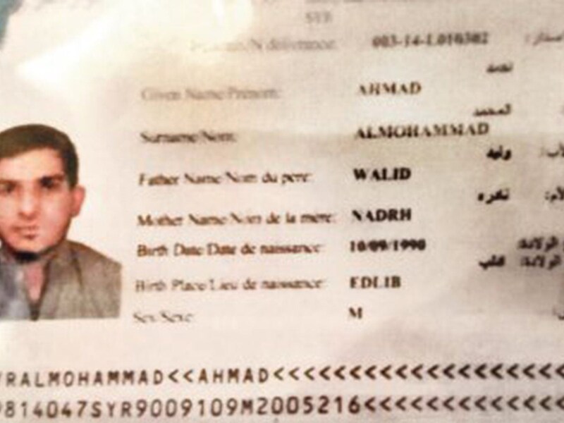 Ahmed Almuhamed, een van de daders van de aanslagen in Parijs, zou met een Syrisch paspoort via Griekenland Europa zijn binnen geraakt. Als vluchteling. IS wil dat die worden gevonden. "Doel: de EU-politiek die vluchtelingen verwelkomt omgooien. Het uiteindelijke doel van IS is de idee te verspreiden dat het westen een ant-moslim kruistocht voert en dat er nood is aan een Jihad daartegen", stelt islamkenner Koert Debeuf.