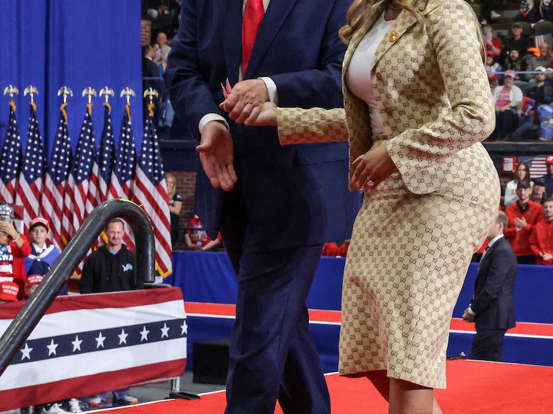 Donald Trump haalde Nicki Minaj gisteren tijdens een rally in Michigan mee op het podium.