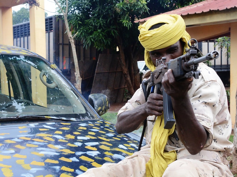 Een Seleka-strijder poseert in Bangui, afgelopen juli.
