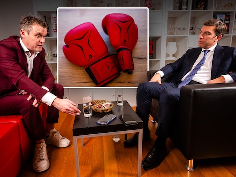 Voka-baas Frank Beckx voor het eerst in het hol van de leeuw: ABVV-topman Bert Engelaar heeft voor de grap zijn bokshandschoenen alvast klaargelegd.