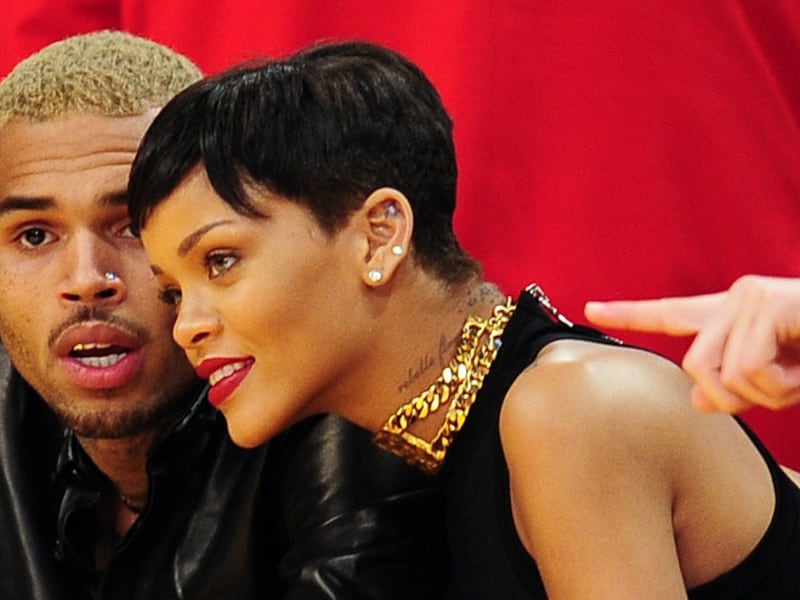 De immer van kapsel wisselende Rihanna heeft de techniek beter onder de knie dan Chris Brown.