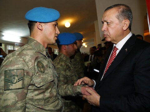 De Turkse president Erdogan tijdens zijn bezoek aan de elitetroepen in Ankara gisteren.
