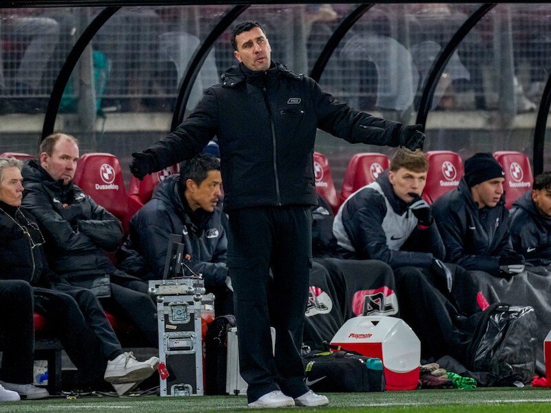AZ Alkmaar ontslaat trainer Maarten Martens vanwege “teleurstellende resultaten”