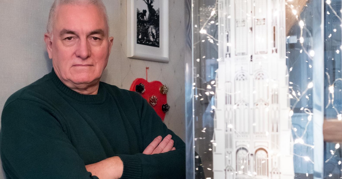 Eric bouwt toren Sint-Rombouts in raamfolie | Regio | HLN.be