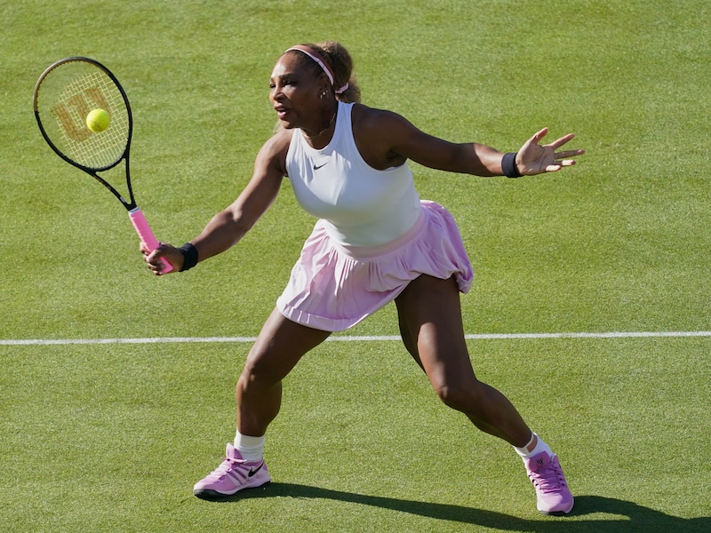 Een comeback in stijl: Serena Williams keert na vier jaar terug uit pensioen en wint meteen eerste dubbelmatch op Queen’s