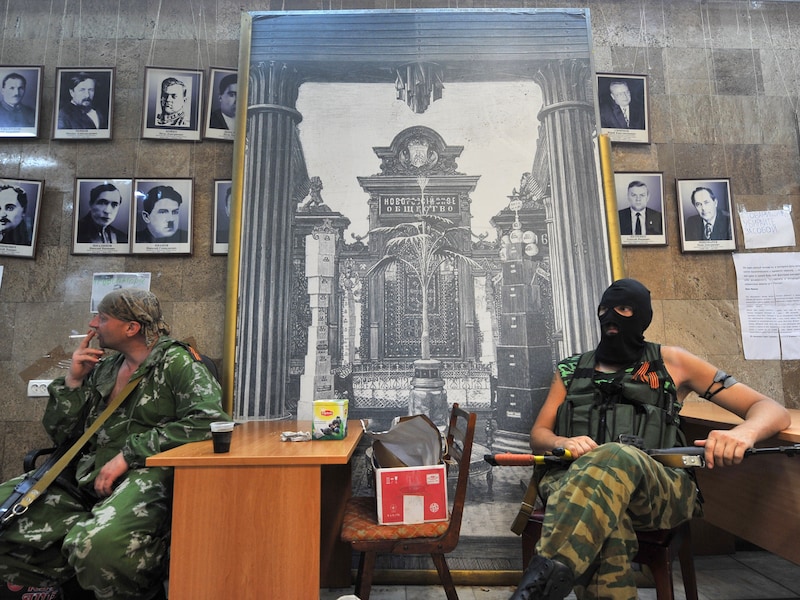 Pro-Russische separatisten rusten uit in een regeringsgebouw in Donetsk dat ze zojuist hebben ingenomen.