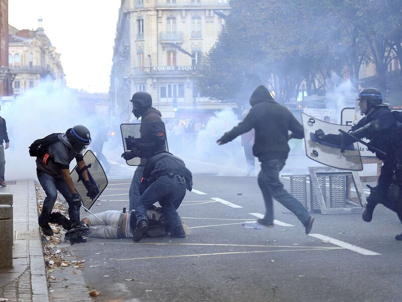 Bij protesten tegen politiegeweld in Toulouse is opnieuw hardhandig opgetreden door de Franse politie.