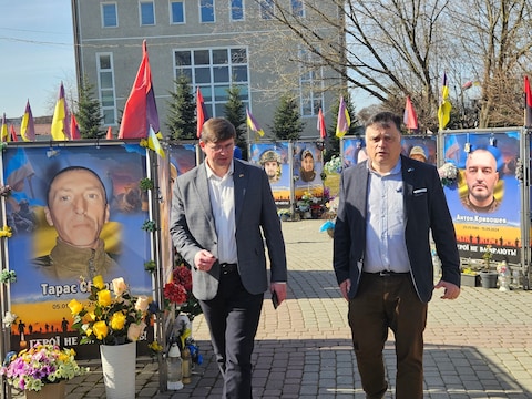 Burgemeester Andreii en schepen Lieven Volckaert op het plein van Oekraïnese helden die sneuvelden in de oorlog.