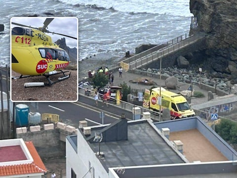 Zeker drie personen kwamen om het leven en vijftien mensen raakten gewond toen zeer hoge golven het Spaanse eiland Tenerife op verschillende plaatsen troffen, aldus plaatselijke autoriteiten zaterdag. 