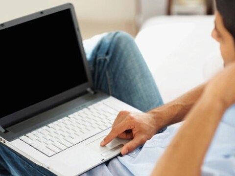 Archiefbeeld van een man achter de computer.