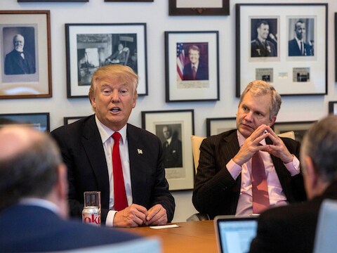 Donald Trump tijdens een ontmoeting met de mensen van de New York Times, de krant die hij in zijn tweets ook regelmatig door het slijk haalt.