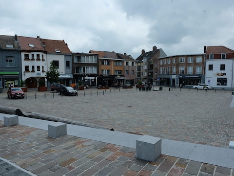  De J. Denayerstraat is volledig afgesloten tussen het Gemeenteplein en het kruispunt met de J. Biesmansstraat