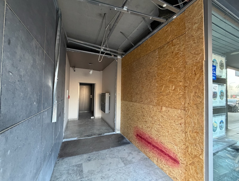 El techo también resultó gravemente dañado por la explosión.