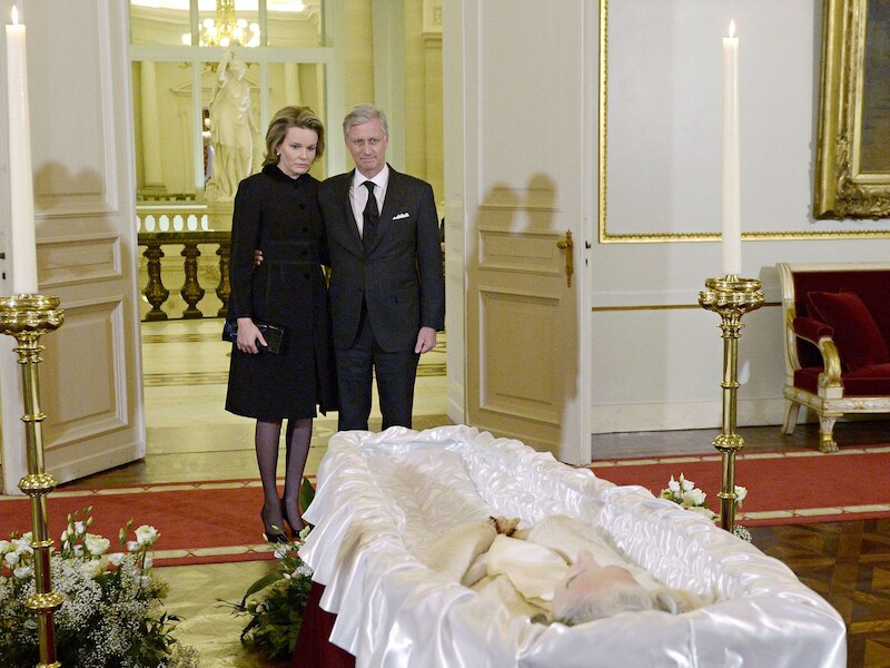 Het koningspaar bracht gisteren koningin Fabiola een laatste groet.