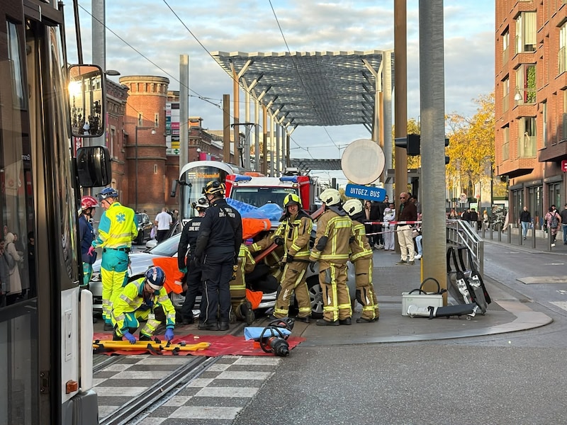 De brandweer probeert de bestuurder uit de auto te bevrijden.