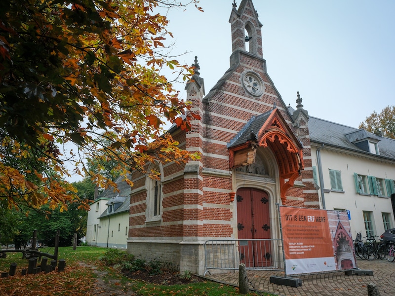 De historische houten luifel van de Onze-Lieve-Vrouwekapel in Hoeilaart wordt gerestaureerd.