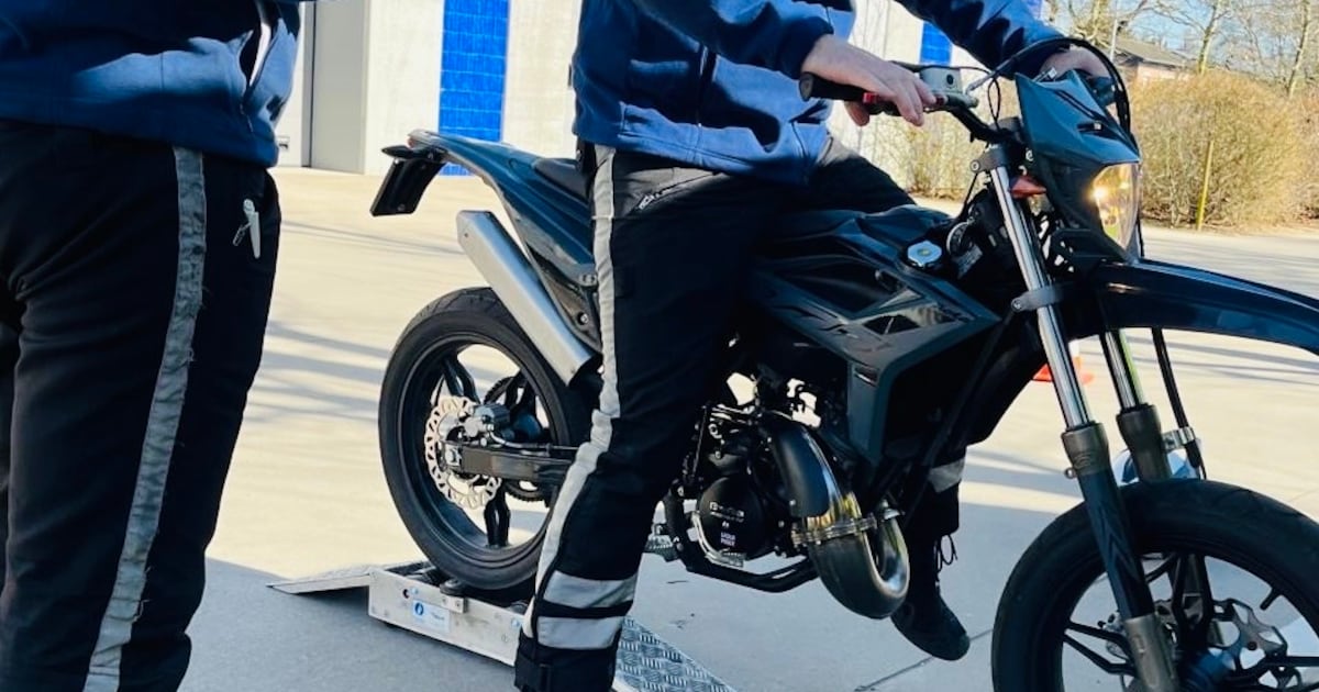 Bromfietser rijdt tegen de rijrichting in en verliest voertuig: “Haalde snelheid van 56 kilometer pe