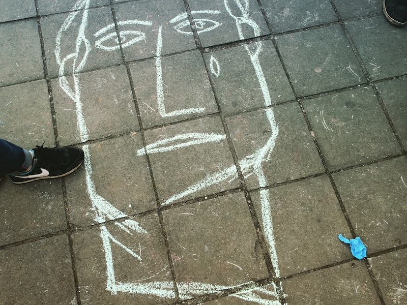 Een krijttekening op het Beursplein geïnspireerd op het werk van Benoît Van Innis in het station van Maalbeek. Zijn anonieme gezichten worden nu gezien als de gezichten van de onschuldige slachtoffers van de aanslagen. Ook zijn portretten raakten beschadigd door de terreur. Ze zullen in ere worden hersteld.