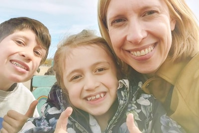 Mama van ‘baby Pia’ protesteert in Brussel tegen plannen van Gennez: “Ik wil niet dat ze naar het buitengewoon onderwijs moet”