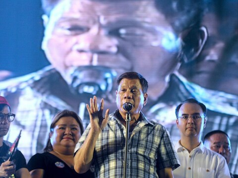 Ambtenaren die zich schuldig maken aan omkoping of drugshandel, moeten vrijwillig opstappen of sterven, zei Duterte vandaag voor 30.000 aanhangers.