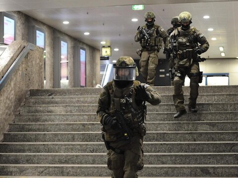 Politie in een metrostation in München, in de buurt van het winkelcentrum waar de schietpartij plaatsvond.