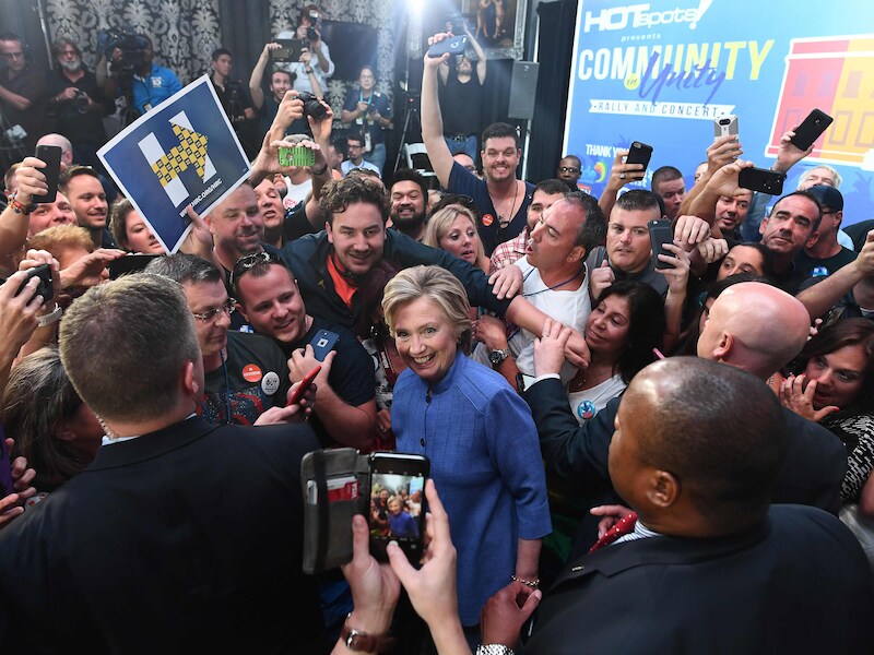 De Democratische presidentskandidate Hillary Clinton poseert zondag met aanhangers voor een foto.