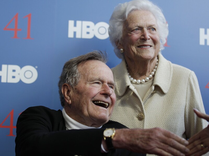 Bush met zijn vrouw Barbara in juni.