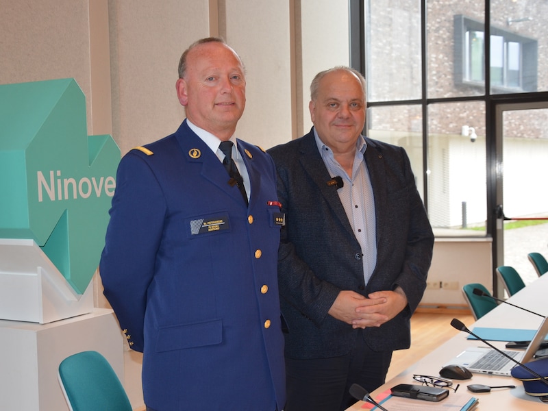 Korpschef Wim Pieteraerens en burgemeester Guy D’haeseleer stellen het proefproject rond drugsbezit voor in het stadhuis van Ninove.