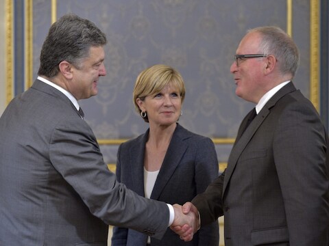 De Oekraïense president Petro Poroshenko, de Australische minister van Buitenlandse Zaken Julie Bishop en de Nederlandse minister van Buitenlandse Zaken Frans Timmermans vandaag in Kiev.