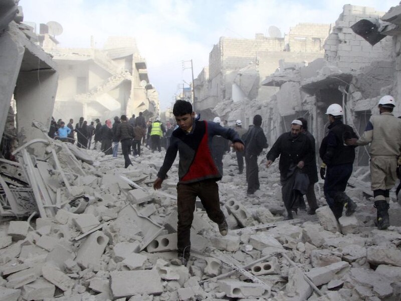 Burgers van Aleppo banen zich een weg door het puin na een bomaanslag van de troepen van president Assad.