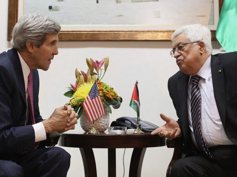 John Kerry in gesprek met Mahmud Abbas.
