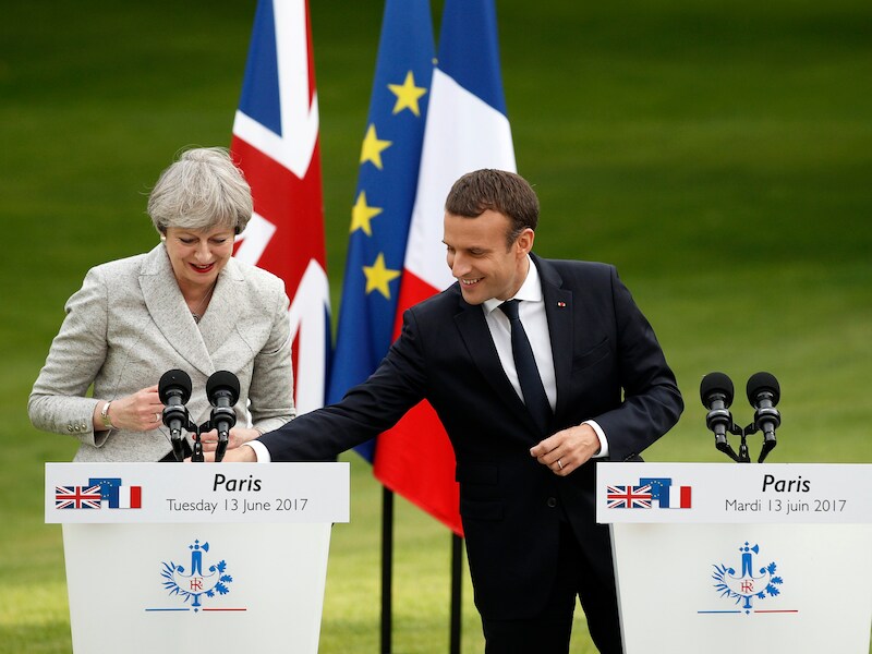 De Franse president Emmanuel Macron, vanavond tijdens een gezamenlijke persconferentie in Parijs met de Britse premier Theresa May.