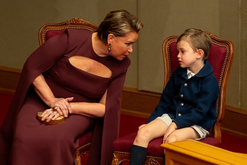 Maria Teresa die Charles op zijn gemak probeert te stellen.