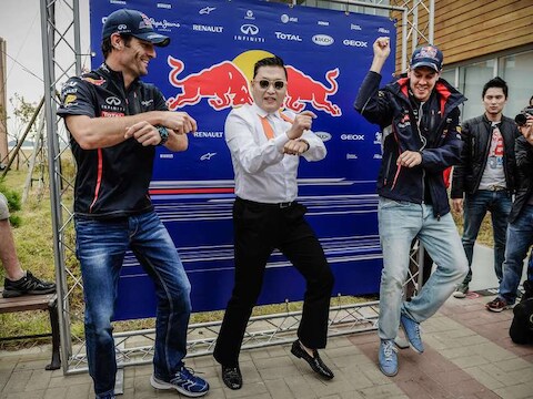 Webber en Vettel dansen... Gangnam Style met PSY!