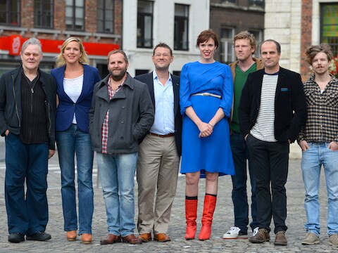 De cast van 'Quiz Me Quick' met bedenker Bart De Pauw (vierde van links).